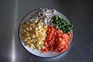 将配菜洗净切碎备用；