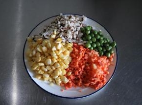 将配菜洗净切碎备用；