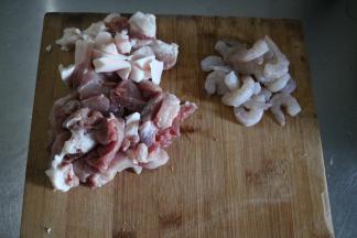 将猪肉洗净、切块，去肉筋；