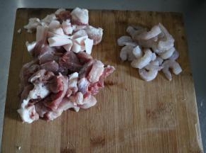 将猪肉洗净、切块，去肉筋；