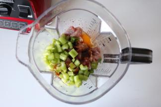 将食材、调味品放入搅拌杯内；