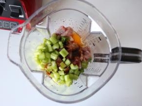 将食材、调味品放入搅拌杯内；