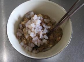 将肉馅取出，虾仁切大段加入肉馅内搅拌均匀备用；