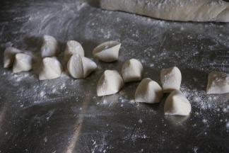 将醒好的面团切半、搓长条，切剂子；