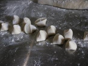 将醒好的面团切半、搓长条，切剂子；