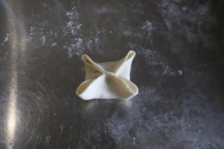 再将四边捏合；