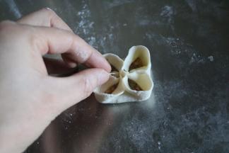 再如图示将每两个孔相邻的两条边捏合；