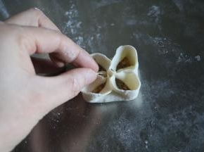 再如图示将每两个孔相邻的两条边捏合；