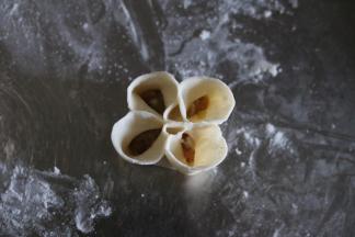 捏好以后就有了一个基础的四瓣花形；