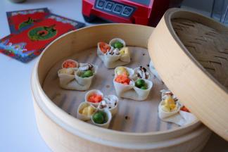 捏好的饺子生坯放入蒸锅中，冷水上锅，水开后大火蒸15分钟即可；