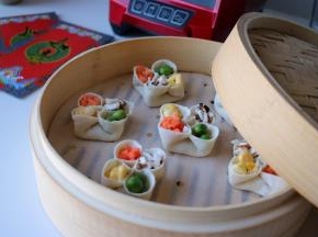 捏好的饺子生坯放入蒸锅中，冷水上锅，水开后大火蒸15分钟即可；