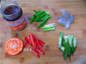 鲜虾去壳取肉，小葱、秋葵、辣椒洗净，分别切段