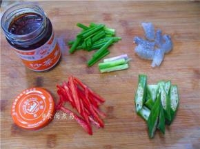 鲜虾去壳取肉，小葱、秋葵、辣椒洗净，分别切段