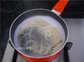 烧开适量水，加点盐、放入面条煮熟至浮起