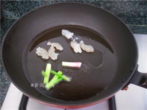 热锅，倒入食用油，下葱头、虾仁爆香