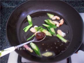 加入秋葵、辣椒、调入沙茶酱