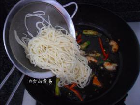 倒进面条，用筷子划开（建议最好不要用锅铲炒面，容易将面条炒成面团，配料不能均匀入味而影响美观和口感）