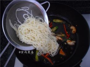 倒进面条，用筷子划开（建议最好不要用锅铲炒面，容易将面条炒成面团，配料不能均匀入味而影响美观和口感）