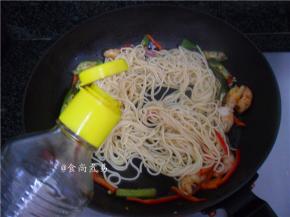 调入酱油、胡椒粉、鸡粉拌匀