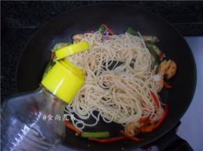 调入酱油、胡椒粉、鸡粉拌匀