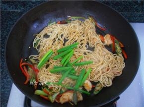 最后加入葱段，用筷子拌匀即可