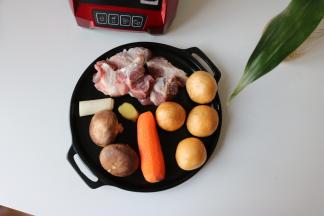 准备食材：猪前尖350g、香菇2朵、胡萝卜1根、葱1段、姜3片、冰糖1块，油面筋22个；
辅料：耗油10g、料酒5g、生抽5g、盐1.5g、糖1g、香油1g、五香粉1g；