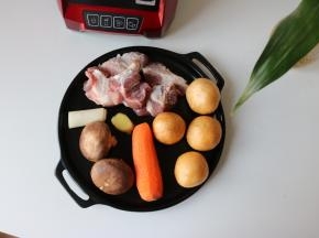 准备食材：猪前尖350g、香菇2朵、胡萝卜1根、葱1段、姜3片、冰糖1块，油面筋22个；
辅料：耗油10g、料酒5g、生抽5g、盐1.5g、糖1g、香油1g、五香粉1g；