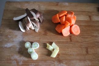 香菇、胡萝卜切大块，葱、姜切碎备用；