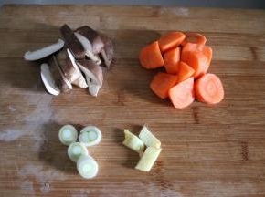 香菇、胡萝卜切大块，葱、姜切碎备用；