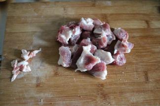 猪肉洗净去肉筋，切大块备用；