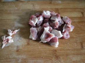 猪肉洗净去肉筋，切大块备用；