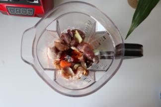 将猪肉、香菇、胡萝卜、葱姜、辅料加入破壁机；