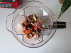 将猪肉、香菇、胡萝卜、葱姜、辅料加入破壁机；