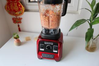 将搅拌杯盖好盖子，放置主机上；按下右后方开关，使用手动程序，在控制面板中部旋转变速按钮；我选择的是3档；