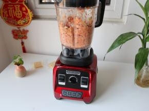 将搅拌杯盖好盖子，放置主机上；按下右后方开关，使用手动程序，在控制面板中部旋转变速按钮；我选择的是3档；