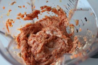 大概50秒的样子，猪肉成泥、香菇、胡萝卜略见颗粒，就喜欢这种状态；