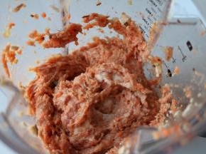 大概50秒的样子，猪肉成泥、香菇、胡萝卜略见颗粒，就喜欢这种状态；