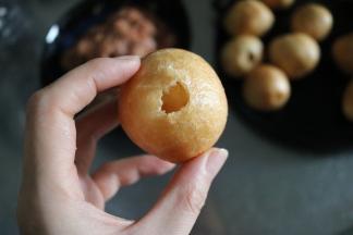 用筷子将油面筋戳一个洞，伸进去搅一搅里面的组织；