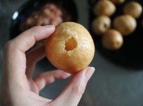 用筷子将油面筋戳一个洞，伸进去搅一搅里面的组织；