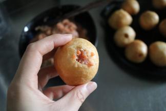 用筷子将肉馅一点点的塞进油面筋里，将面筋填满，这道工序虽然不复杂，但是绝对要有足够的耐心和细心，肉馅塞多少看个人喜欢的，塞的多成品就圆些。