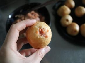 用筷子将肉馅一点点的塞进油面筋里，将面筋填满，这道工序虽然不复杂，但是绝对要有足够的耐心和细心，肉馅塞多少看个人喜欢的，塞的多成品就圆些。