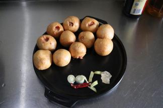 塞好肉馅的油面筋，一共可以做22个，我取了一半来做红烧、另一半清蒸；