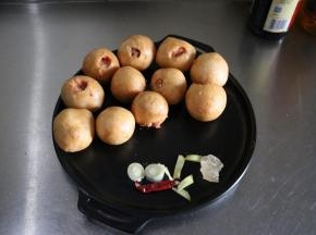 塞好肉馅的油面筋，一共可以做22个，我取了一半来做红烧、另一半清蒸；