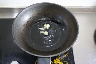 锅中放油烧热.放葱炒香，