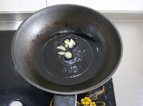 锅中放油烧热.放葱炒香，