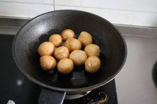 我先煎了一下油面筋收口处，确保肉不外漏；