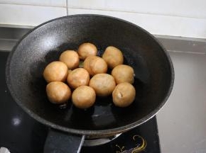 我先煎了一下油面筋收口处，确保肉不外漏；