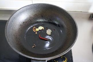 取出油面筋，放冰糖、辣椒翻炒；