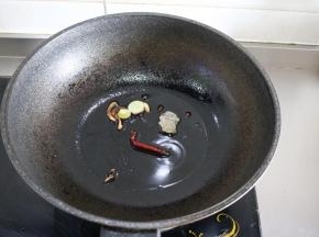 取出油面筋，放冰糖、辣椒翻炒；