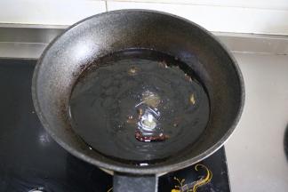 炒香后放入温水煮开，倒入少量生抽；